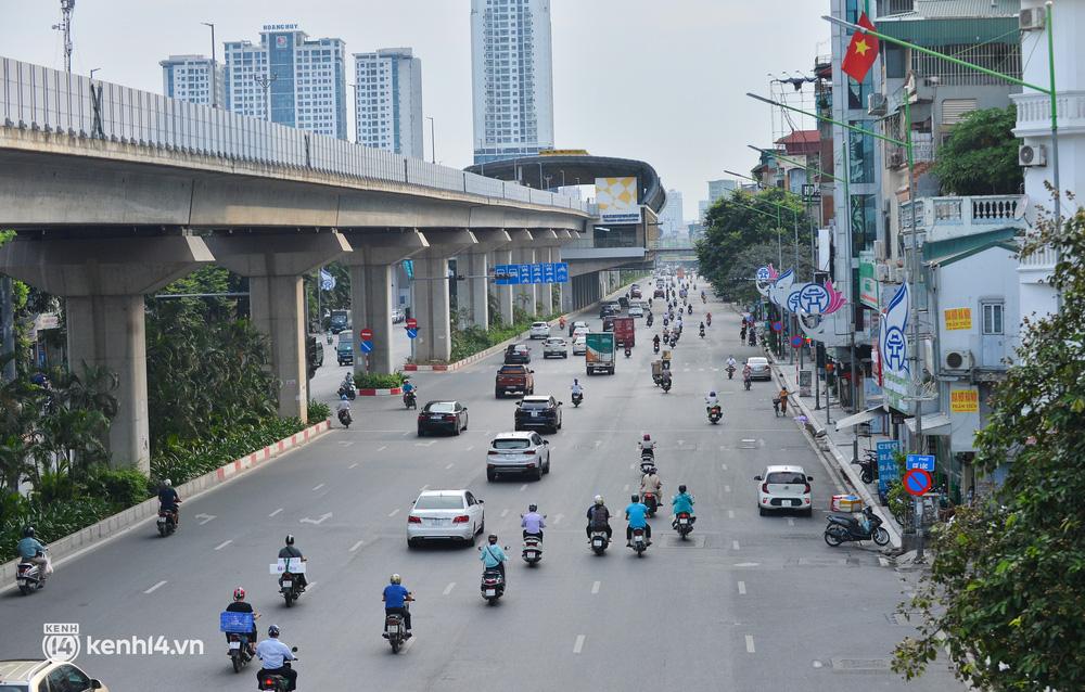 Đường phố Hà Nội đông đúc trước ngày siết chặt giấy đi đường-1