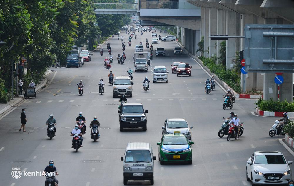 Đường phố Hà Nội đông đúc trước ngày siết chặt giấy đi đường-2