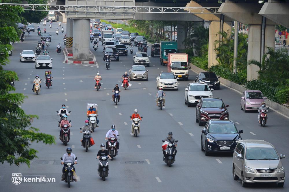 Đường phố Hà Nội đông đúc trước ngày siết chặt giấy đi đường-3