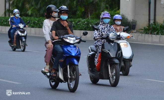 Đường phố Hà Nội đông đúc trước ngày siết chặt giấy đi đường-4