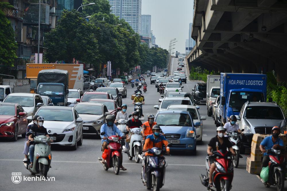 Đường phố Hà Nội đông đúc trước ngày siết chặt giấy đi đường-5