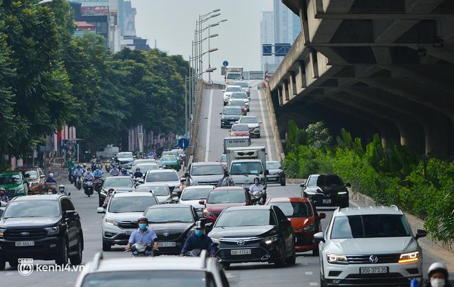 Đường phố Hà Nội đông đúc trước ngày siết chặt giấy đi đường-6