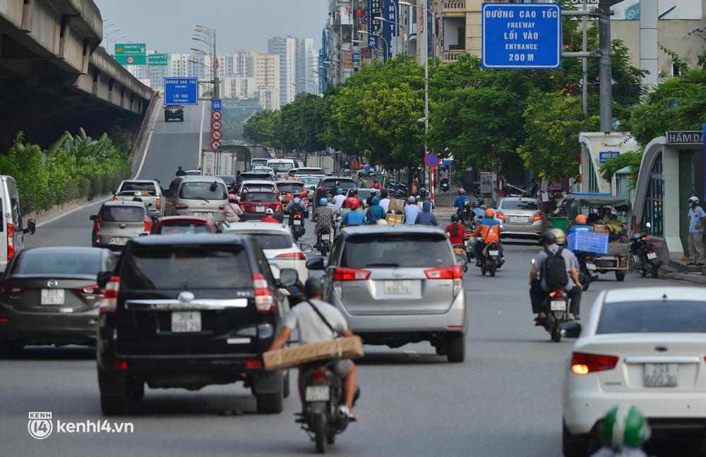 Đường phố Hà Nội đông đúc trước ngày siết chặt giấy đi đường-7