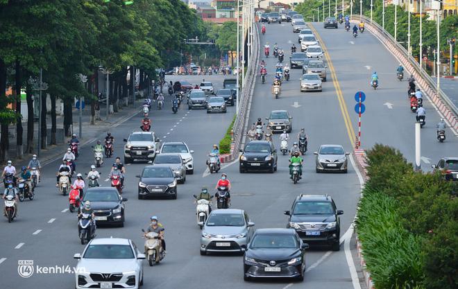 Đường phố Hà Nội đông đúc trước ngày siết chặt giấy đi đường-11