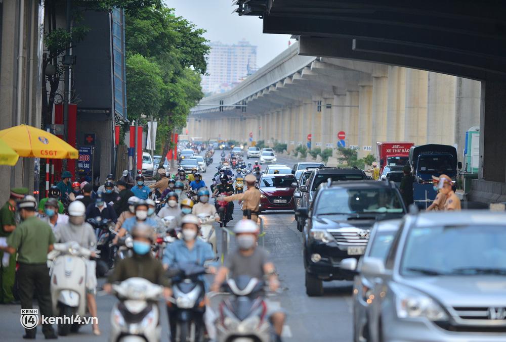 Đường phố Hà Nội đông đúc trước ngày siết chặt giấy đi đường-12