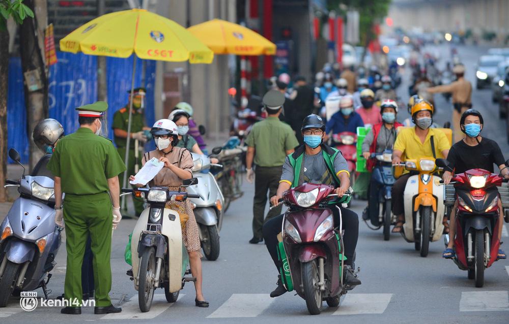 Đường phố Hà Nội đông đúc trước ngày siết chặt giấy đi đường-13