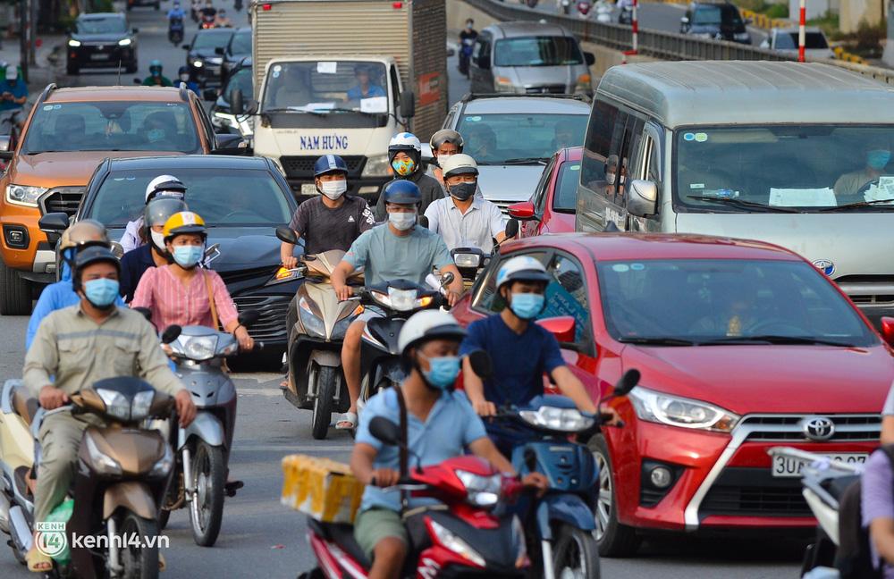 Đường phố Hà Nội đông đúc trước ngày siết chặt giấy đi đường-8