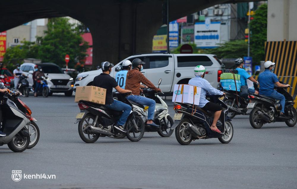 Đường phố Hà Nội đông đúc trước ngày siết chặt giấy đi đường-9