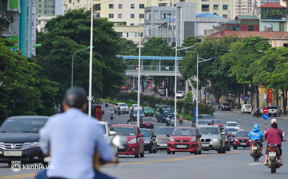 Đường phố Hà Nội đông đúc trước ngày siết chặt giấy đi đường-10