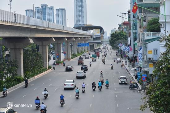 Đường phố Hà Nội đông đúc trước ngày siết chặt giấy đi đường