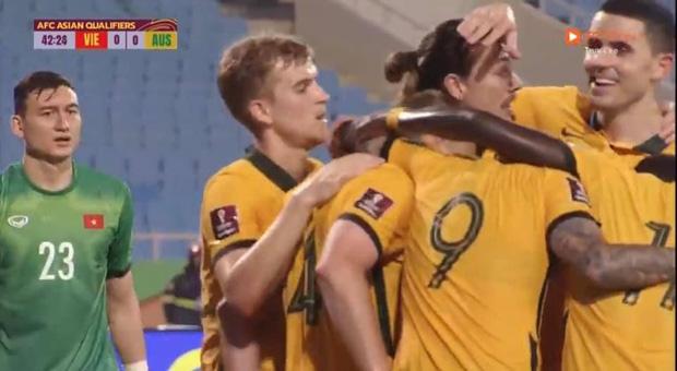 Xót xa Văn Lâm buồn bã khi tuyển Úc ghi bàn cuối hiệp 1-2