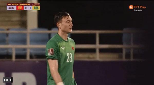 Xót xa Văn Lâm buồn bã khi tuyển Úc ghi bàn cuối hiệp 1-3