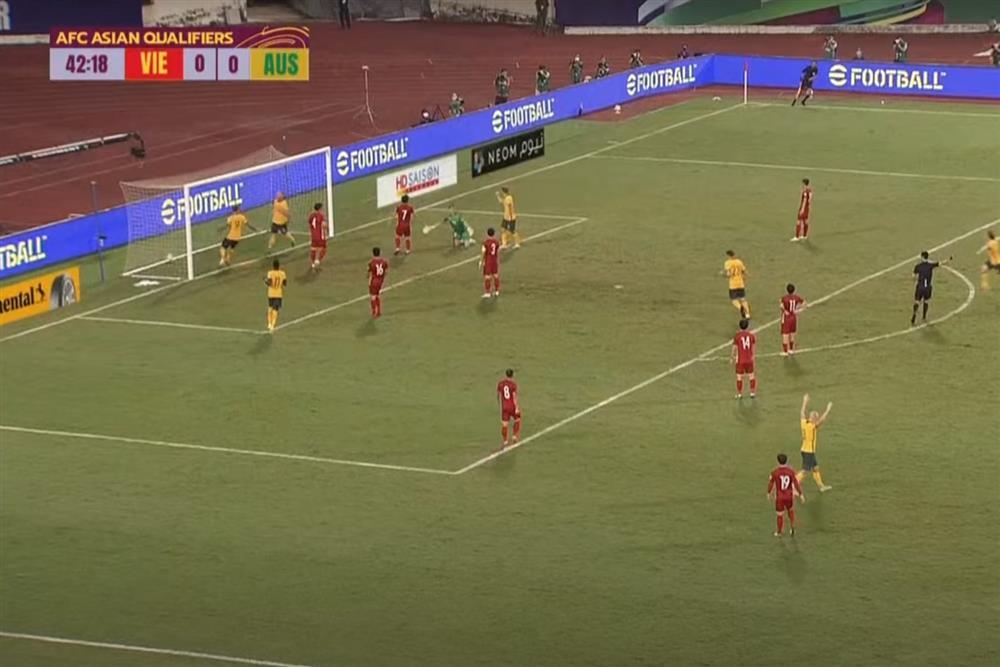 Xót xa Văn Lâm buồn bã khi tuyển Úc ghi bàn cuối hiệp 1-1