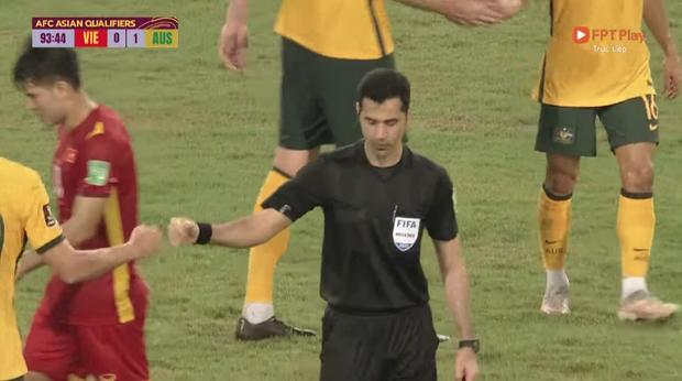 Xôn xao trọng tài đập tay cầu thủ Australia khi kết thúc trận đấu-1
