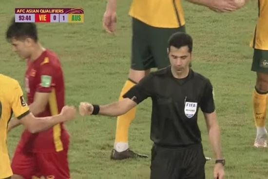 Xôn xao trọng tài đập tay cầu thủ Australia khi kết thúc trận đấu
