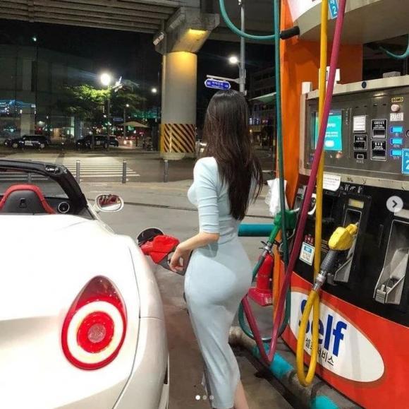 Bức ảnh cô gái lưng ong chữ S ở trạm xăng gây bão khắp MXH-1
