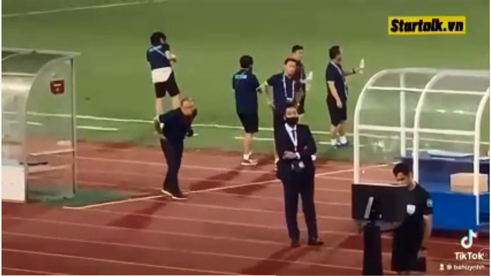 Cute HLV Park ngó nghiêng xem trộm VAR cùng trọng tài-2