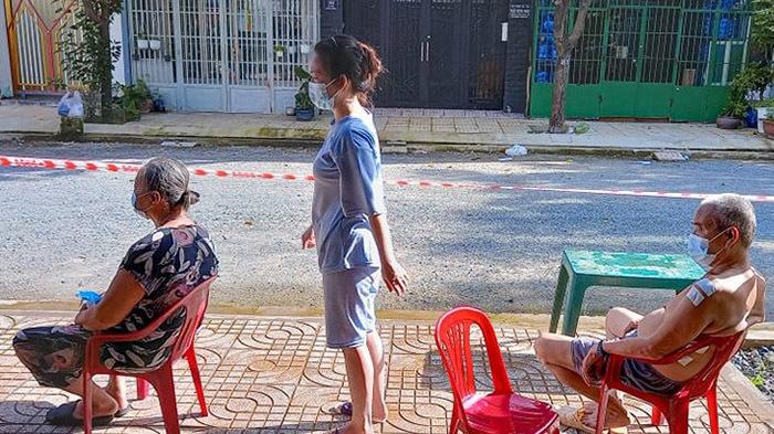 Gia đình 18 người mắc Covid-19 điều trị tại nhà, cách để bệnh không trở nặng-2