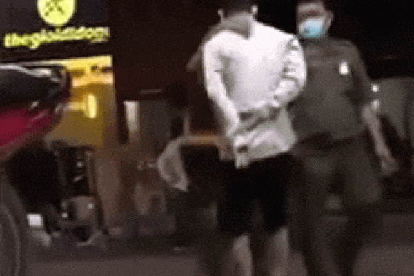 Clip: Thanh niên cãi cùn bị công an quật ngã trong nháy mắt-1