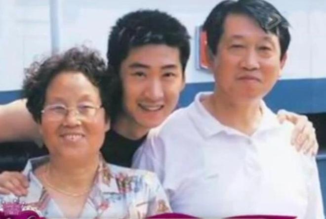 Phúc Nhĩ Khang Châu Kiệt ôm bình tro cốt của mẹ-1