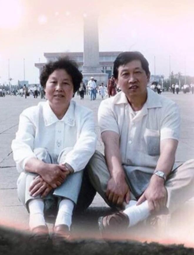 Phúc Nhĩ Khang Châu Kiệt ôm bình tro cốt của mẹ-2