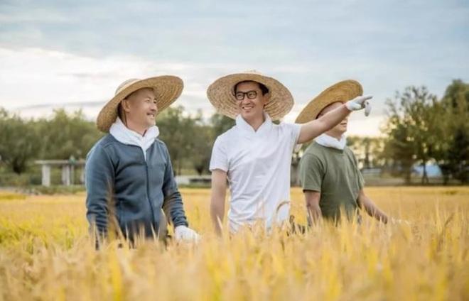 Phúc Nhĩ Khang Châu Kiệt ôm bình tro cốt của mẹ-3