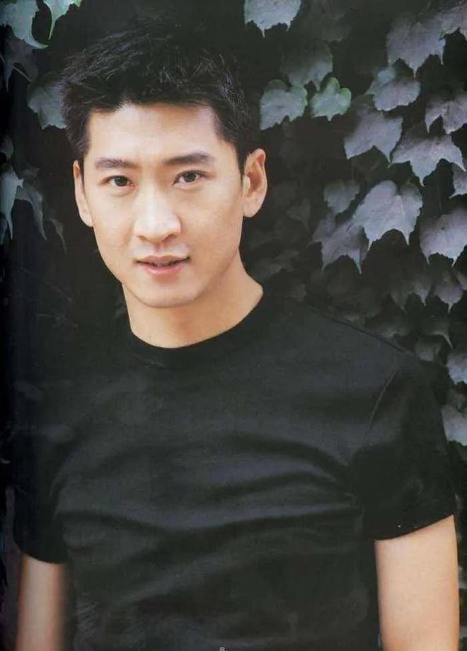 Phúc Nhĩ Khang Châu Kiệt ôm bình tro cốt của mẹ-5