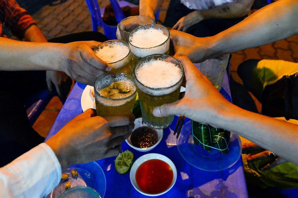 Xin vợ đi uống bia, chồng buộc phải khai báo họ hàng hang hốc-1