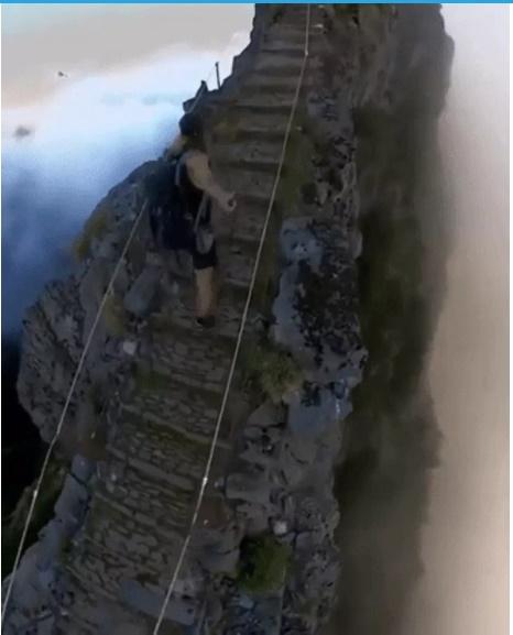 Kinh ngạc cảnh du khách leo bậc thang lên thiên đường-2