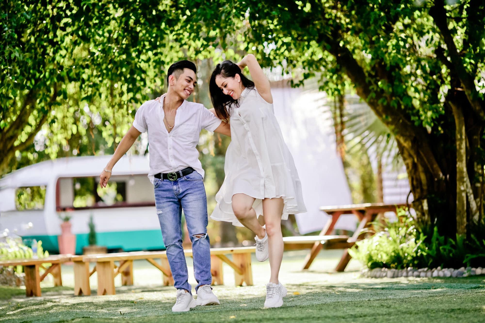 Đăng ảnh bên Phan Hiển, Khánh Thi tâm sự: "Người ta dùng lửa để thử vàng, dùng vàng để thử đàn bà và dùng đàn bà để thử đàn ông. Khiêu vũ dưới bình minh".