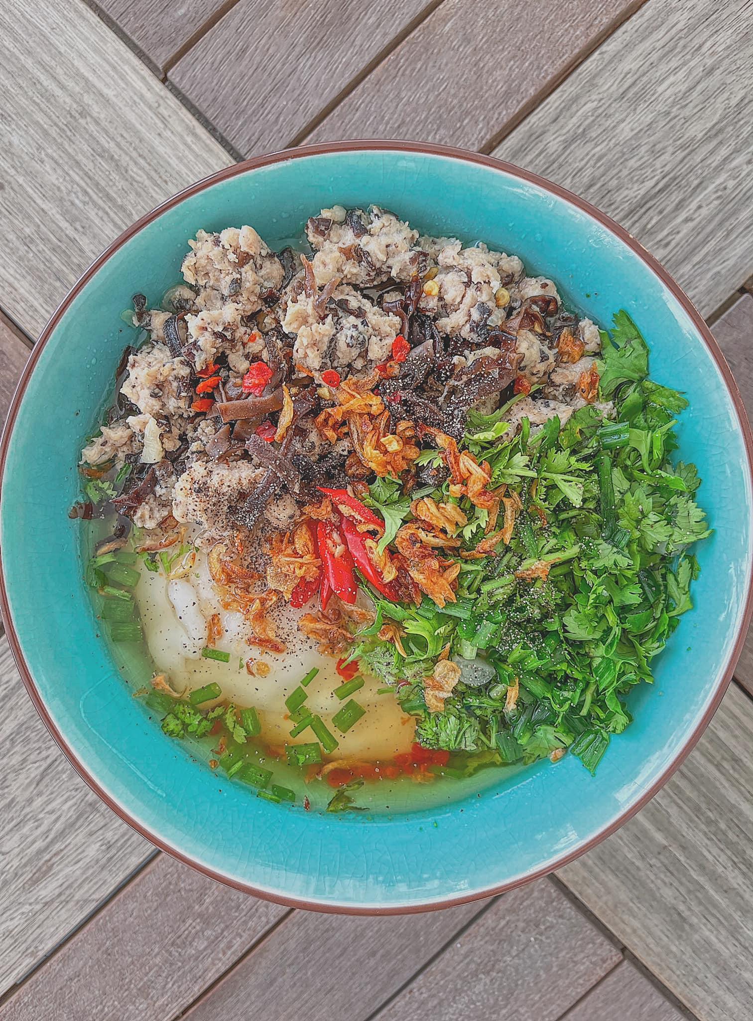 Lan Khuê than vãn: "Bánh đúc nóng. Tháng này sao hậu đậu chiếu. Bữa hớt hư tóc chồng, nay vừa xay bột vừa nghe nhạc, feel quá không canh máy, cháy một cái máy xay".