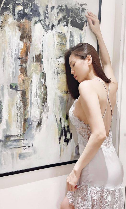 Mở đầu tin sao Việt là chia sẻ của Lệ Quyên. Giọng ca Bolero bày tỏ: "Em là ai không hẳn quan trọng. Nhưng em sẽ luôn là niềm kiêu hãnh của anh". Dưới phần bình luận, Quế Vân dành lời khen ngợi cho vóc dáng Lệ Quyên: "Đẹp nhé bạn".