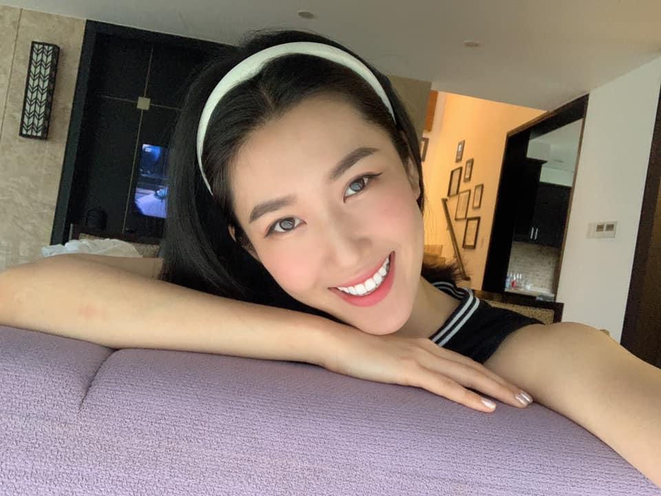 Thúy Ngân khoe nhan sắc đời thường rạng rỡ.