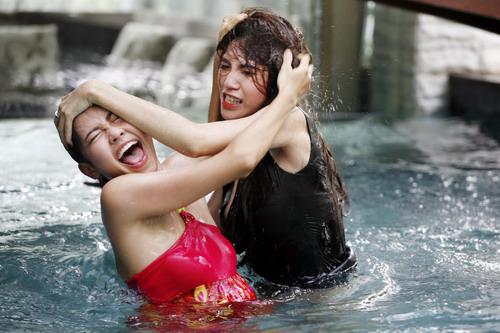 Đánh ghen phim Việt: Thủy Tiên giật trụi tóc, Hồng Ánh hủy dung nhan