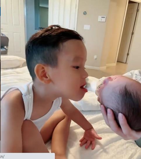 Phạm Hương chiếm sóng với ảnh buông áo cho con bú-2