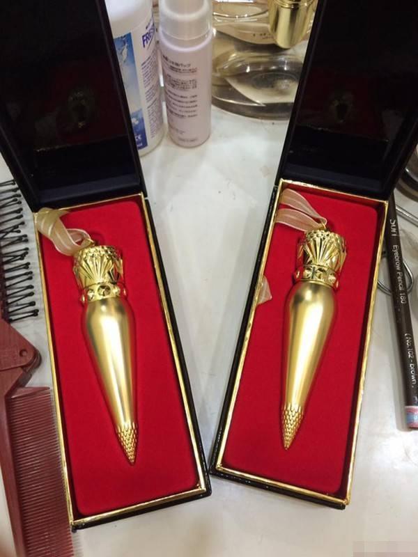 Chồng mua son tặng bé thử việc, mặc xác vợ tự đi mà chọn-2