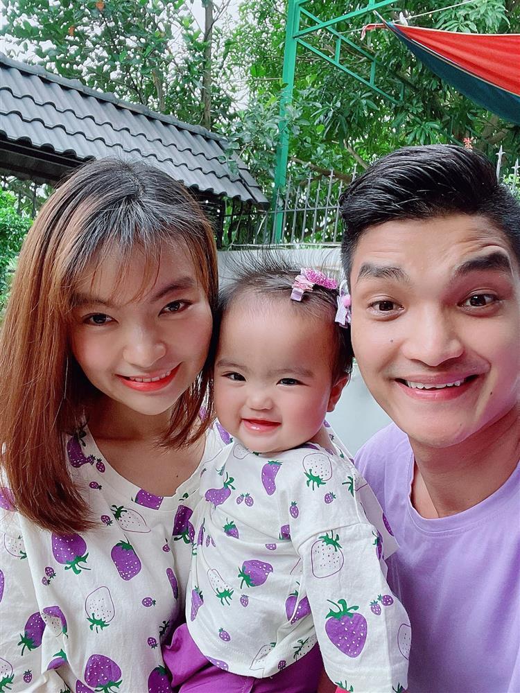 Con gái nặng 1,9kg của Mạc Văn Khoa giờ trộm vía đáng yêu-5