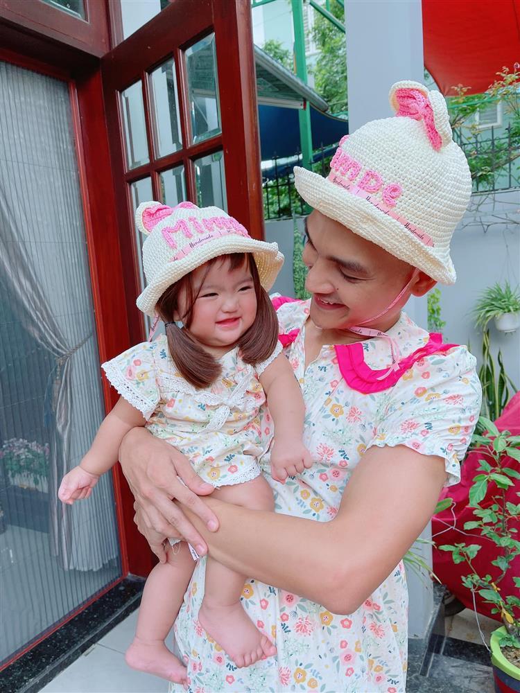 Con gái nặng 1,9kg của Mạc Văn Khoa giờ trộm vía đáng yêu-6