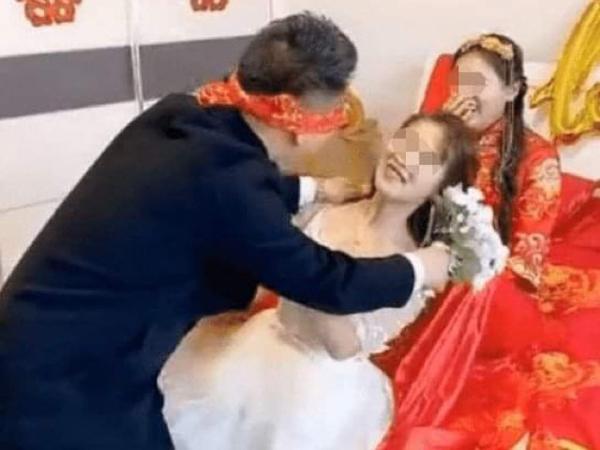 Chú rể bịt mắt cưỡng hôn phù dâu, đằng gái phản ứng ớn luôn-1