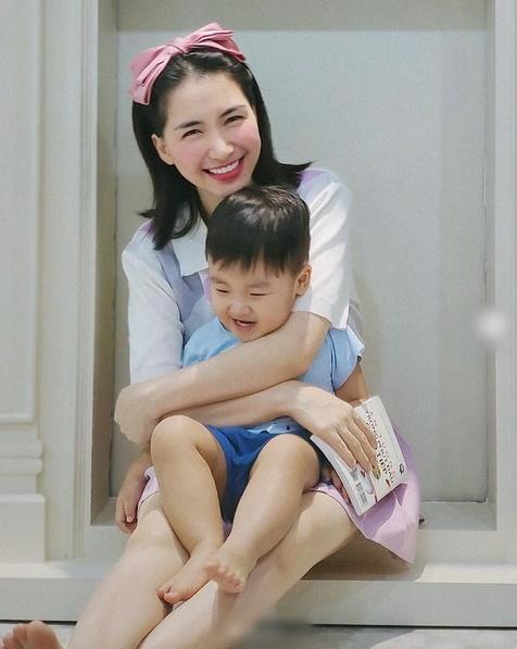 Nhờ sự thông minh, đáng yêu và yêu thương ba mẹ nên bé Bo là một trong những nhóc tỳ nhà sao Việt sở hữu nhiều follow nhất hiện tại.