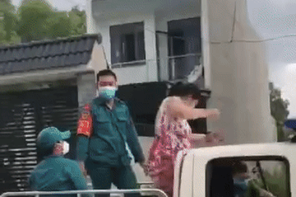 Clip: 'Chị đại quần hoa' trèo lên nóc xe cảnh sát làm loạn