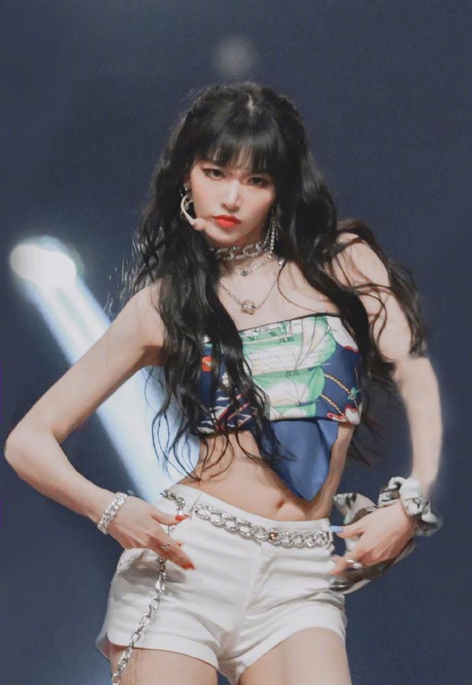 Nữ thần tượng xứ Trung gây tranh cãi vì không mặc nội y-8