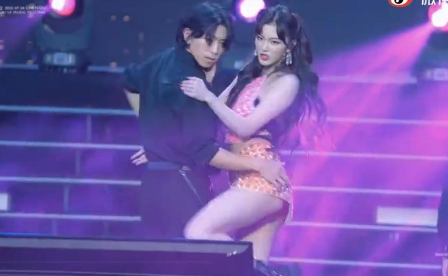 Nữ thần tượng xứ Trung gây tranh cãi vì không mặc nội y-4