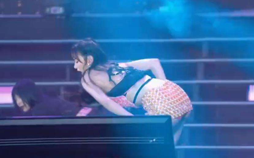 Nữ thần tượng xứ Trung gây tranh cãi vì không mặc nội y-5