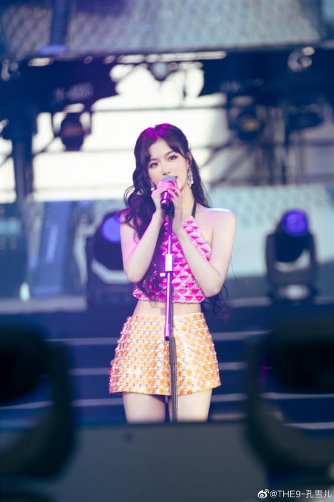 Nữ thần tượng xứ Trung gây tranh cãi vì không mặc nội y-6