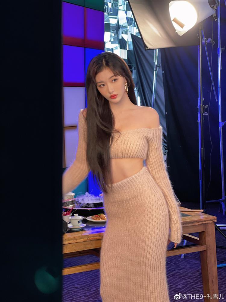 Nữ thần tượng xứ Trung gây tranh cãi vì không mặc nội y-9