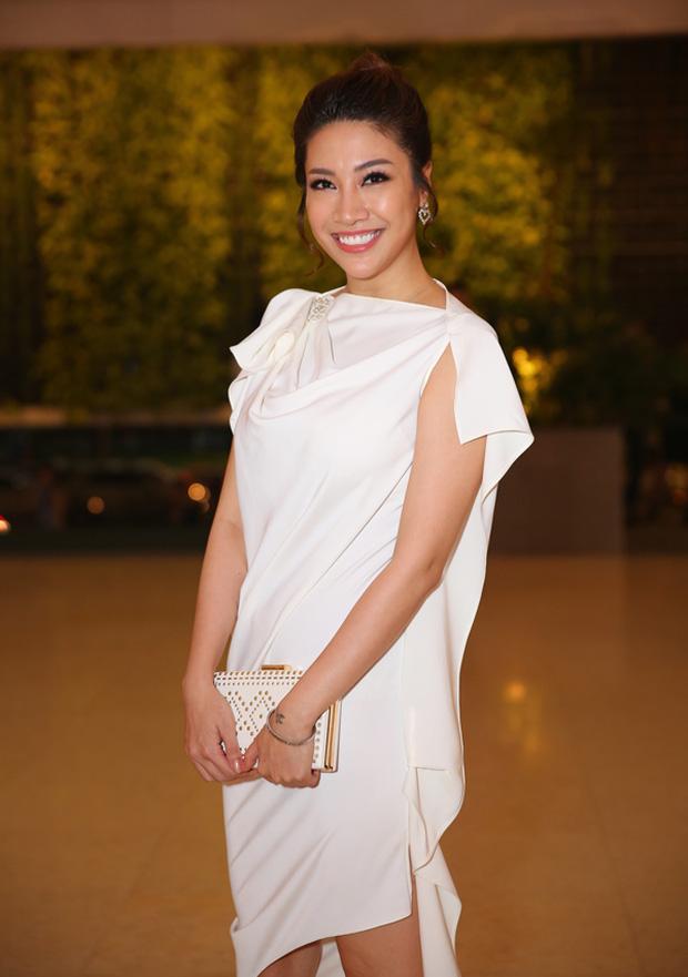 Còn có ai nhớ Pha Lê từng một thời cầm mic lên là thành ca sĩ?-1