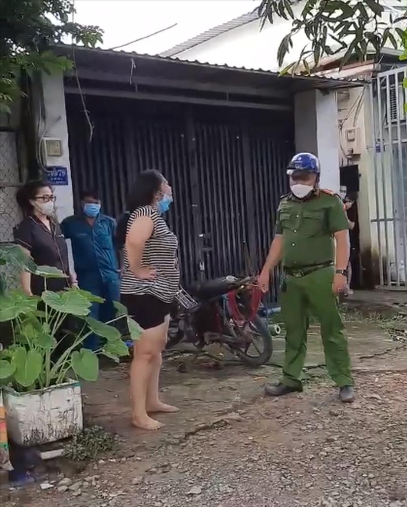 Bà thím lăn ra đất, đòi xe cấp cứu náo loạn điểm test Covid-19-1