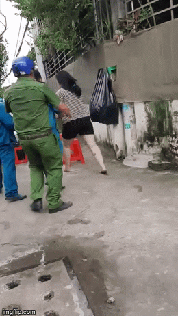 Bà thím lăn ra đất, đòi xe cấp cứu náo loạn điểm test Covid-19-4