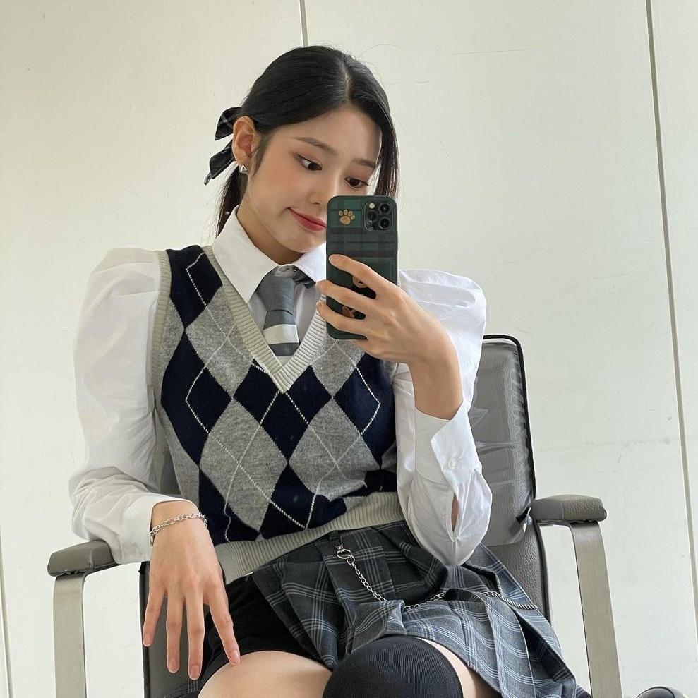 Rosé, Taeyeon diện mốt ghi-lê len đậm chất high teen-6